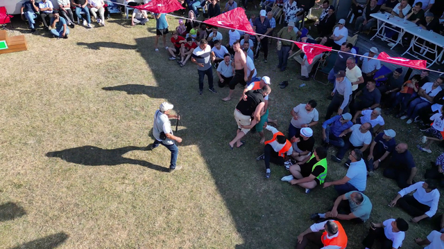 Rakibini karıştırıp seyirciyle güreşti