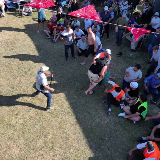 Rakibini karıştırıp seyirciyle güreşti