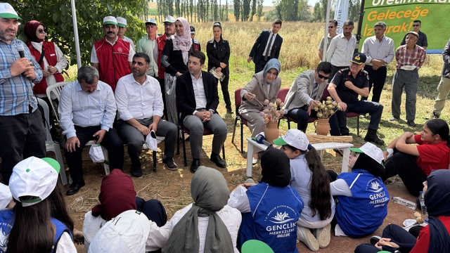 Gençlik Hizmetleri Genel Müdürü Efendioğlu, Afyonkarahisar'da "gönüllü hasat" etkinliğine katıldı