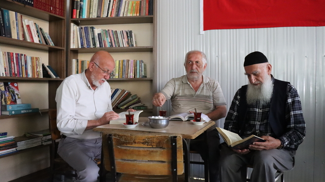 Kitapla buluşturulan cami altındaki çay ocağı adeta kültür merkezine dönüştü