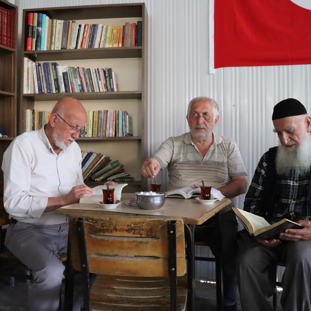 Kitapla buluşturulan cami altındaki çay ocağı adeta kültür merkezine dönüşt...