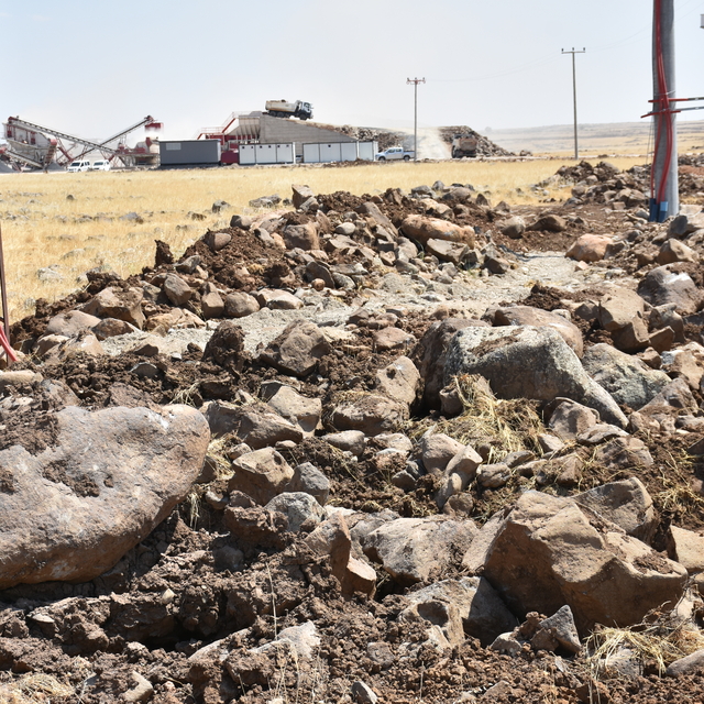 Şırnak'ta atıl araziler tarıma kazandırılıyor, toplanan taşlarla köy yollar...