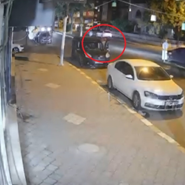 Otomobil, park halindeki 2 araç ile inen sürücüye çarptı