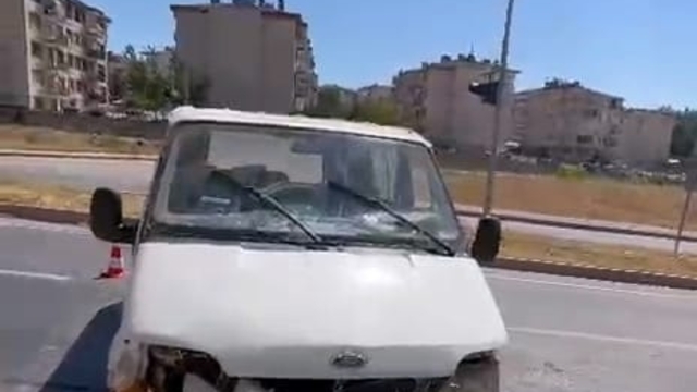 Bariyerlere çarpan minibüsün şoförü yaralandı