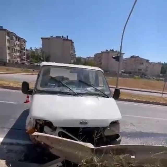 Bariyerlere çarpan minibüsün şoförü yaralandı