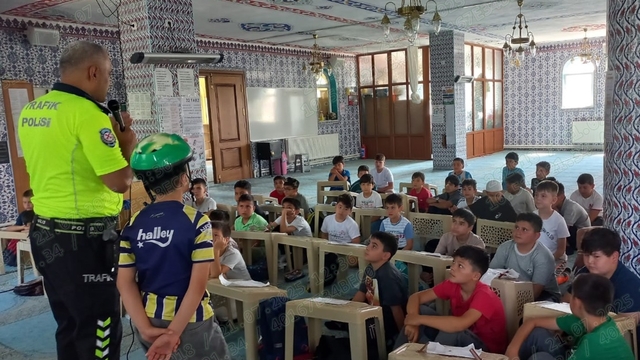 Niğde'de yaz Kur'an kurslarında eğitim gören öğrencilere trafik eğitimi verildi