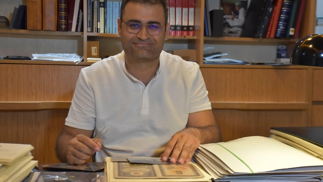Koleksiyonundaki pullarla tarihe ışık tutuyor