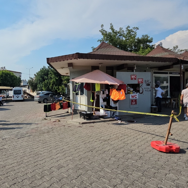Antalya'da dolmuş durağında bıçaklanan şoför yaralandı