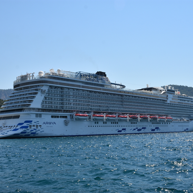 "Aroya" kruvaziyeri 2 bin 241 yolcusuyla Marmaris'e geldi