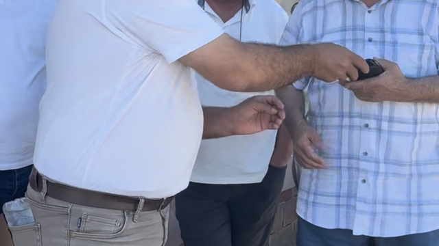 Özel halk otobüsü şoförü, araçta düşürülen cüzdanı sahibine ulaştırdı