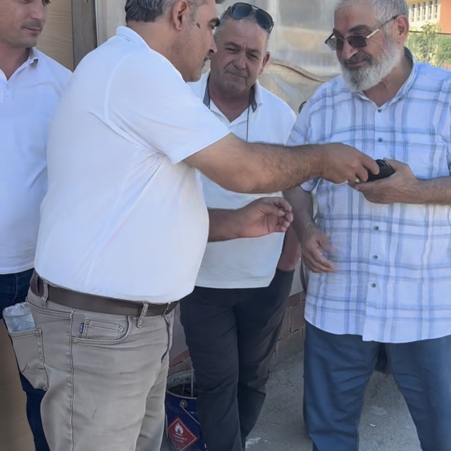 Özel halk otobüsü şoförü, araçta düşürülen cüzdanı sahibine ulaştırdı