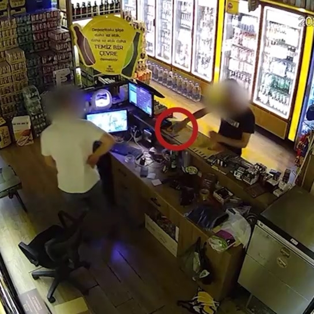 Gazzeli doktorun düşürdüğü banka kartıyla yemek yiyip, içki aldılar; 3 göza...