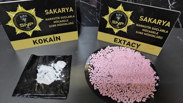 Durdurulan araçta kokain ve uyuşturu hap ele geçirildi