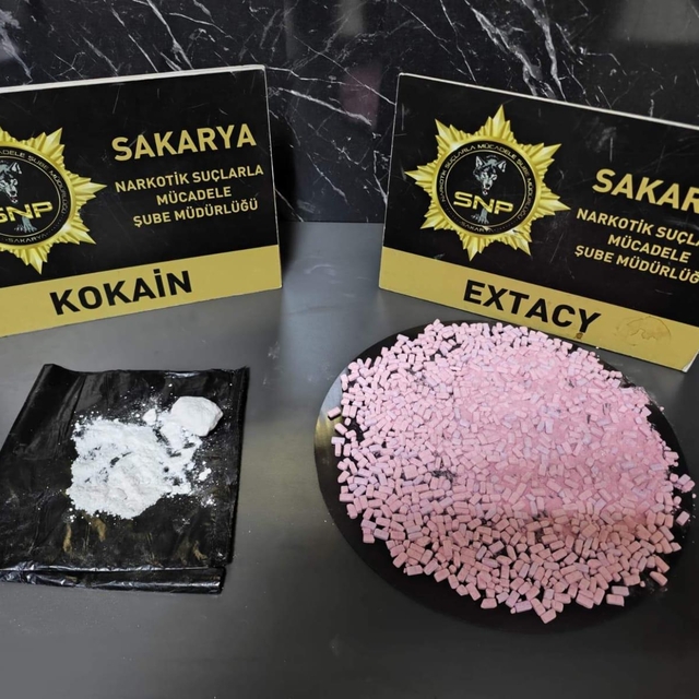 Durdurulan araçta kokain ve uyuşturu hap ele geçirildi