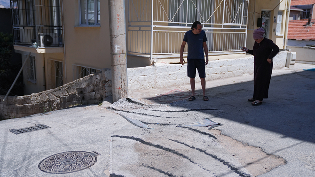 İzmir'de yolu bozulan mahalleli çareyi halıda buldu