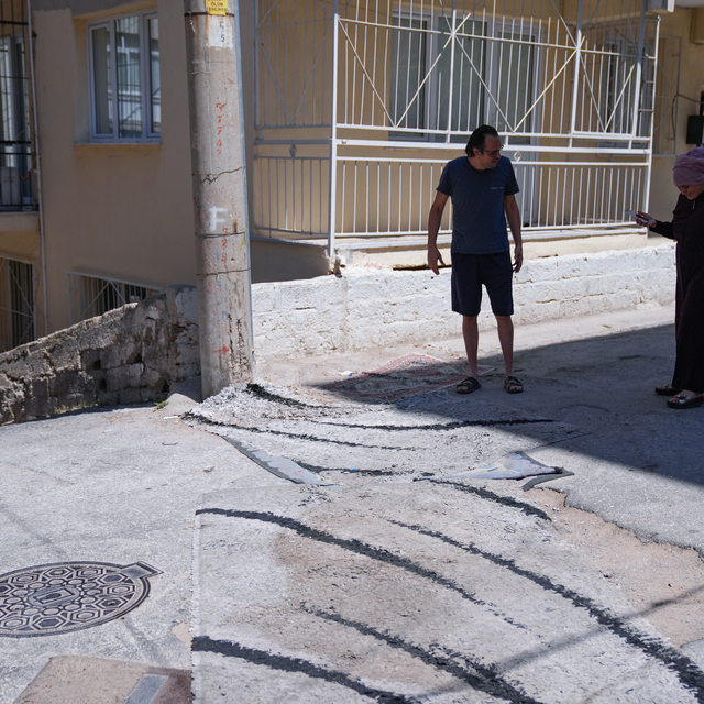 İzmir'de yolu bozulan mahalleli çareyi halıda buldu