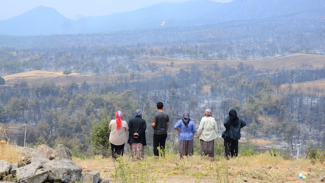Bilecik'te evlerini boşaltan köylülerden 'yangın nöbeti'