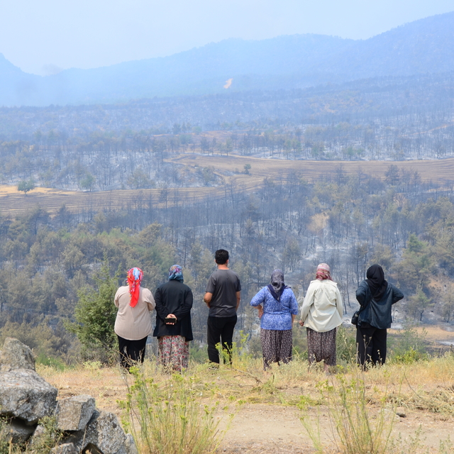 Bilecik'te evlerini boşaltan köylülerden 'yangın nöbeti'