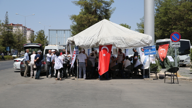 Diyarbakır'da bazı belediyelerde işten çıkarılan işçilerin eylemi sürüyor