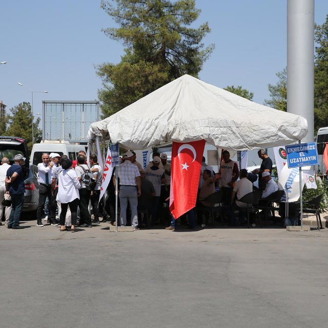Diyarbakır'da bazı belediyelerde işten çıkarılan işçilerin eylemi sürüyor