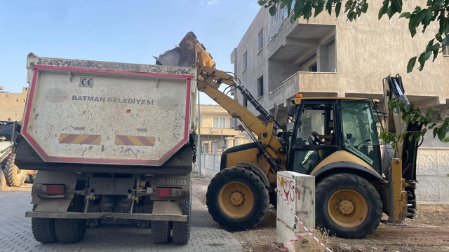 Batman'da 2 metruk yapı belediye ekiplerince yıkıldı