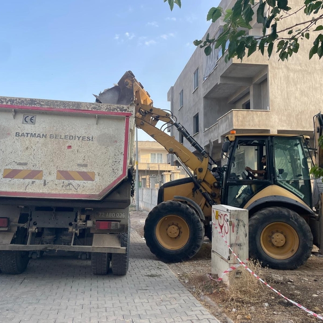 Batman'da 2 metruk yapı belediye ekiplerince yıkıldı