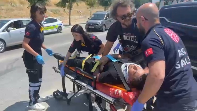Devrilen motosikletin sürücüsünün kolu kırıldı