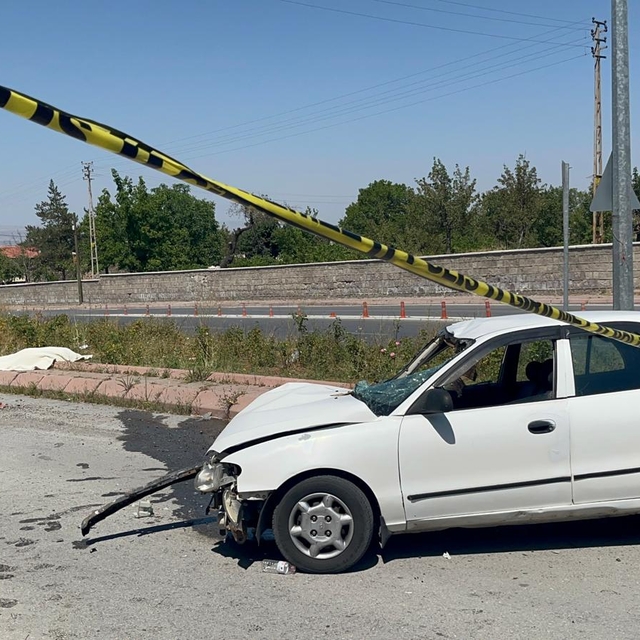 Otomobilin çarptığı yaya öldü, sürücü yaralandı