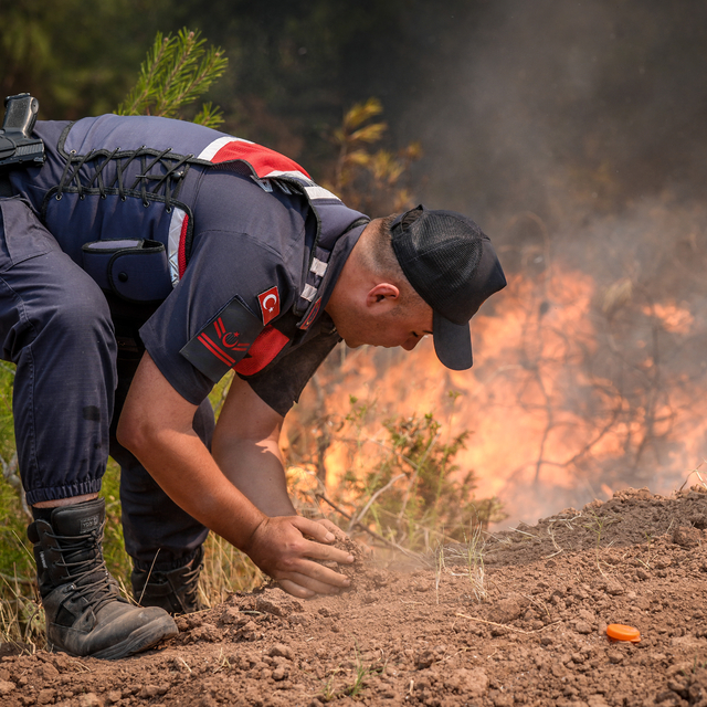 Sakarya'dan Bilecik tarafına sıçrayan orman yangınının köye ilerlememesi iç...