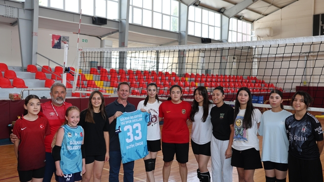 Gülnar Belediye Başkanı Önge yaz spor okulunu ziyaret etti