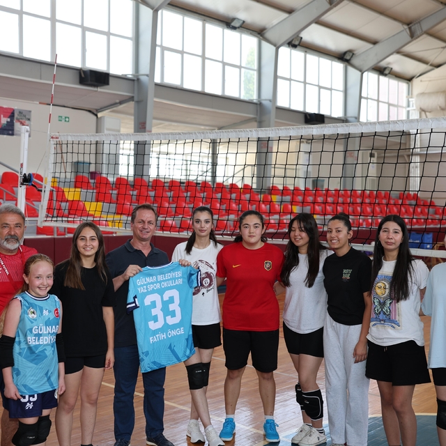 Gülnar Belediye Başkanı Önge yaz spor okulunu ziyaret etti