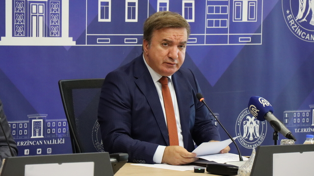 Erzincan Valisi Hamza Aydoğdu, muhtarlarla bir araya geldiği toplantıda konuştu: