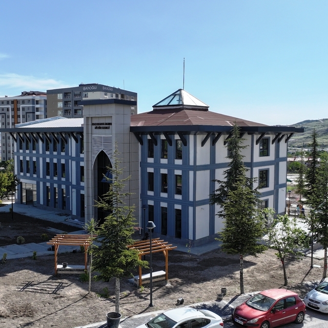 Başkan Çolakbayrakdar, Hacı Mustafa Tarman Kültür Merkezi'nde incelemelerde...