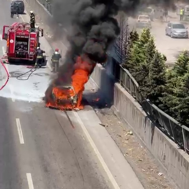 Kocaeli'de refüje çarpan otomobil alev aldı
