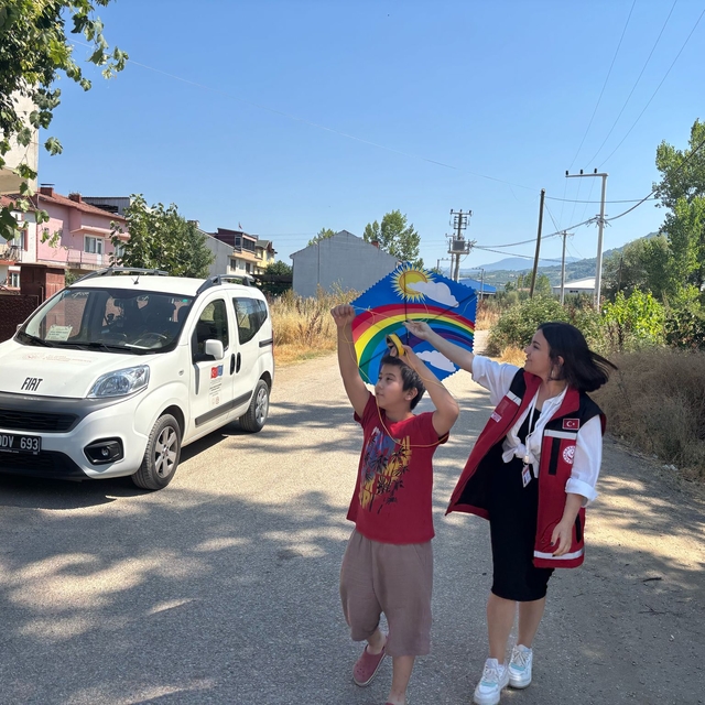 Uçurtma yaparken babasının parmakları parçalanan Yusuf'a, kaymakamdan uçurt...