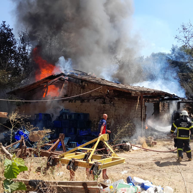 Tokat'ta yangında 2 traktör ve 1,5 ton buğday yandı
