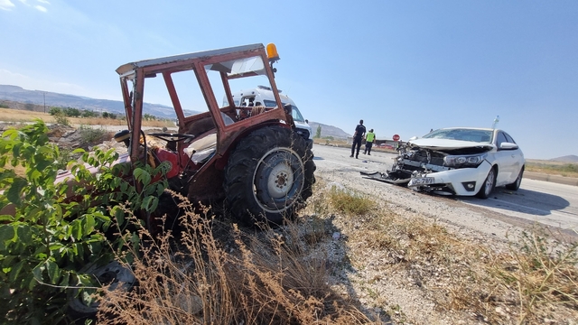 Burdur'da traktörle otomobilin çarpıştığı kazada 5 kişi yaralandı