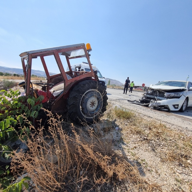 Burdur'da traktörle otomobilin çarpıştığı kazada 5 kişi yaralandı