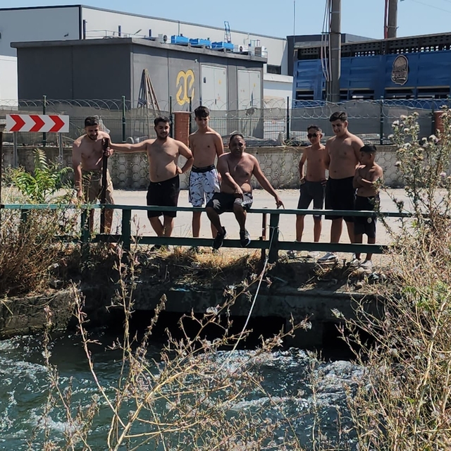 Tehlikeye aldırmadan sulama kanalında serinlediler