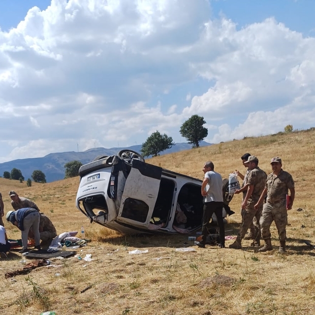 Takla atan hafif ticari araçtaki Nisanur öldü, 7 kişi yaralandı