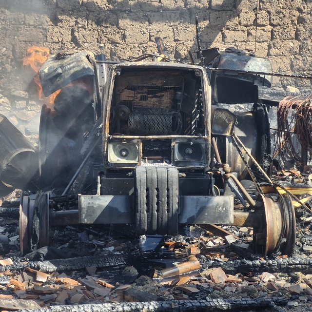 Tokat'ta çıkan yangında 1,5 ton buğday, 1 ton gübre ve 2 traktör zarar görd...