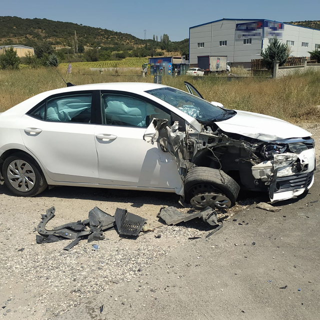Otomobil, radar uygulaması yapan araca çarptı: 1'i polis 2 yaralı