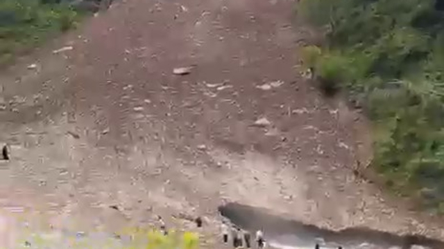 Fotoğraf çektirirken kar kütlesinin altında kalan kadın öldü