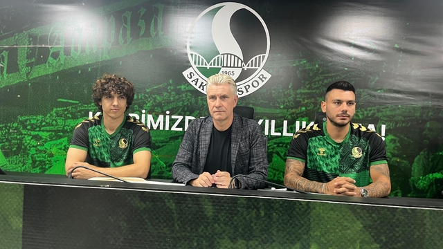 Sakaryaspor iki futbolcuya birden imza attırdı