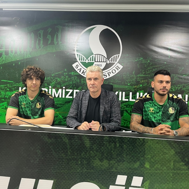 Sakaryaspor iki futbolcuya birden imza attırdı