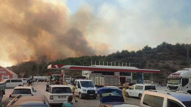 Bilecik'te evlerini boşaltan köylülerden 'yangın nöbeti'  (2)