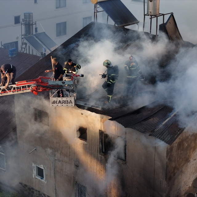 Bingöl'de iki katlı binada çıkan yangın söndürüldü