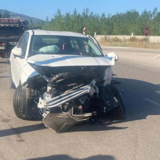 Tokat'ta iki otomobilin çarpıştığı kazada 6 kişi yaralandı