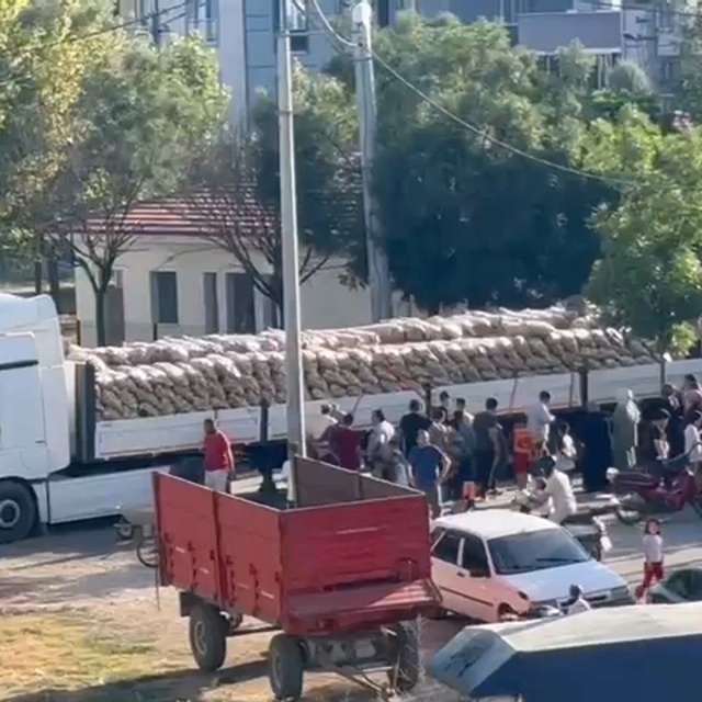 Hayırsever vatandaş, TIR dolusu patatesi ihtiyaç sahiplerine dağıttı