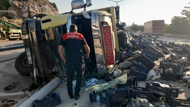 Burdur'da refüje devrilen kamyonun sürücüsü yaralandı